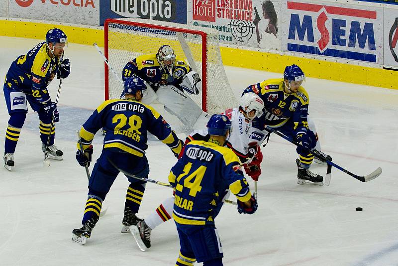 Přerovští hokejisté porazili v derby Prostějov (v bílém) 2:0