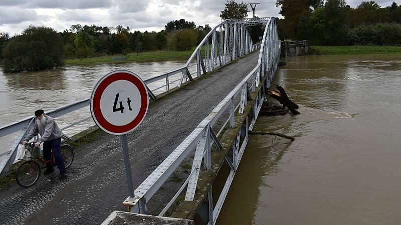 Rozvodněná Morava v Kojetíně, zaplavila třeba i fotbalové hřiště nebo loděnici. 15.10. 2020