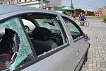 Při incidentu na kojetínském náměstí bylo rozbité sklo na autě (na snímku)