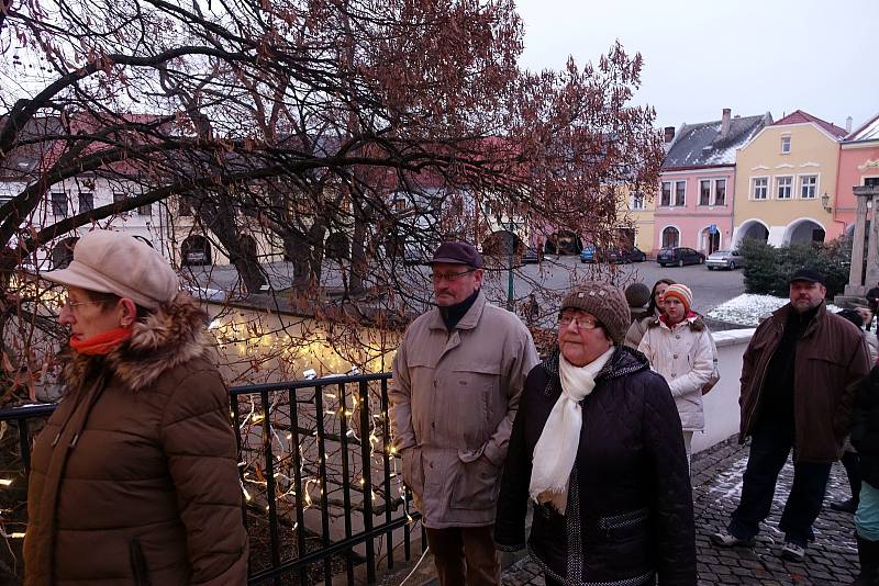 Rozsvícení betlému v podloubí u Galerie města Přerova na Horním náměstí