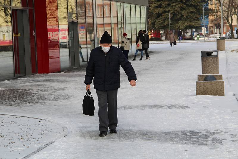 Přerovsko zasypal z neděle na pondělí sníh a při jeho odklízení se pořádně zapotili pracovníci technických služeb i cestáři. V pondělí musel být uzavřen i městský hřbitov.