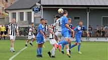 Fotbalisté FC Želatovice v přípravném utkání s 1. FC Viktorie Přerov (v modrém).