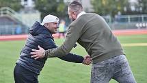 Divizní derby mezi fotbalisty Přerova (v bílém) a Kozlovicemi. Vlastimil Chytrý a David Rojka