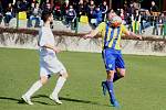 Fotbalisté Přerova (v bílém) v derby proti Kozlovicím.