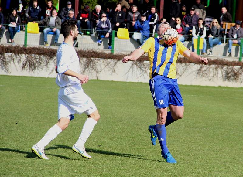 Fotbalisté Přerova (v bílém) v derby proti Kozlovicím.