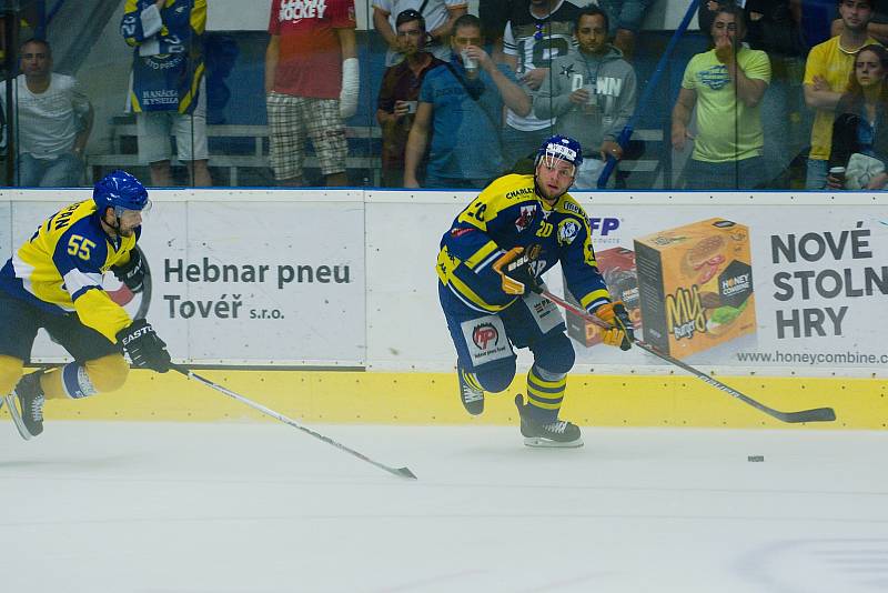 Hokejisté HC Zubr Přerov (v modrých dresech) v přípravě proti Aukro Berani Zlín.