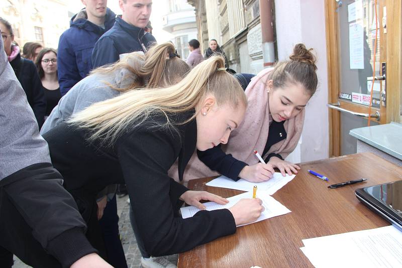 K protestní stávce se ve čtvrtek v pravé poledne připojili také studenti Gymnázia Jakuba Škody v Přerově. Na Masarykovo náměstí jich dorazily na dvě stovky.