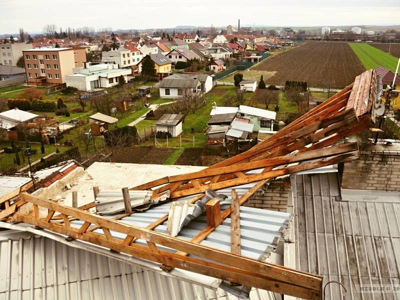 Odstraňování uvolněné střechy na jednom z kojetínských domů