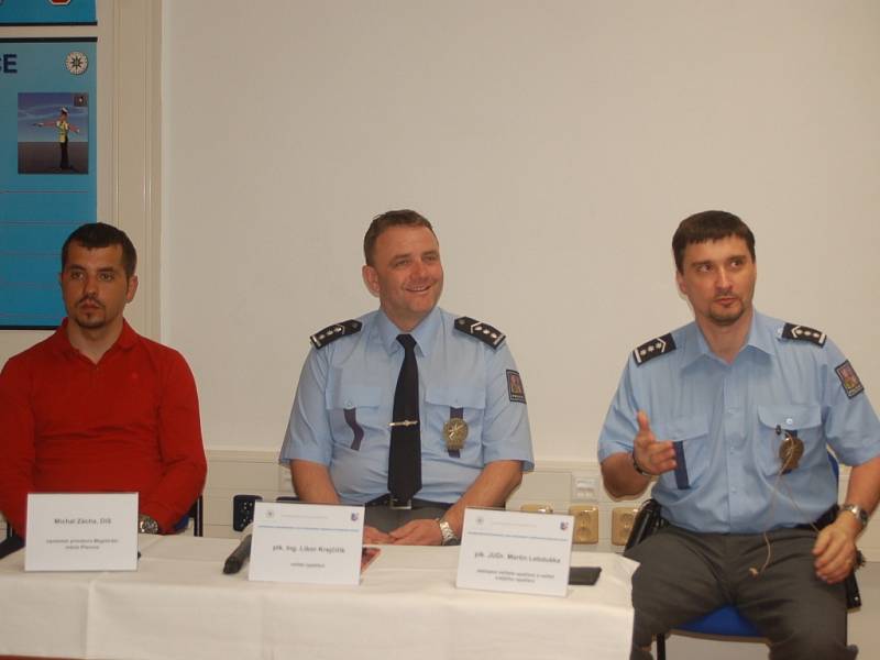 Vlevo náměstek přerovského primátora Micha Zácha, uprostřed velitel opatření Libor Krejčiřík z krajského policejního ředitelství, vpravo velitel vnějších opatření Martin Lebduška z přerovské policie.