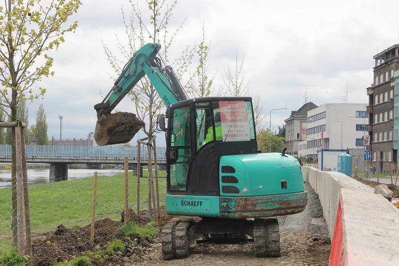 Stavba protipovodňové zídky na nábřeží Edvarda Beneše v Přerově. Konec dubna 2017