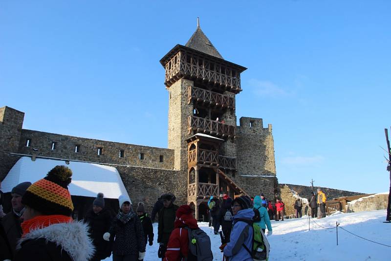 I v mrazech se lidé rozhodli pokořit hrad Helfštýn. Na čtyřicátém ročníku novoročního výšlapu se jich nakonec sešlo 1964. Letošní ročník se nesl v duchu vzpomínek na Marcelu Kleckerovou.