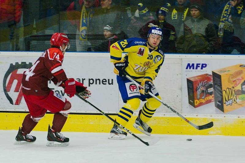 Hokejisté Přerova (ve žlutém) po prodloužení porazili Frýdek-Místek 2:1. 