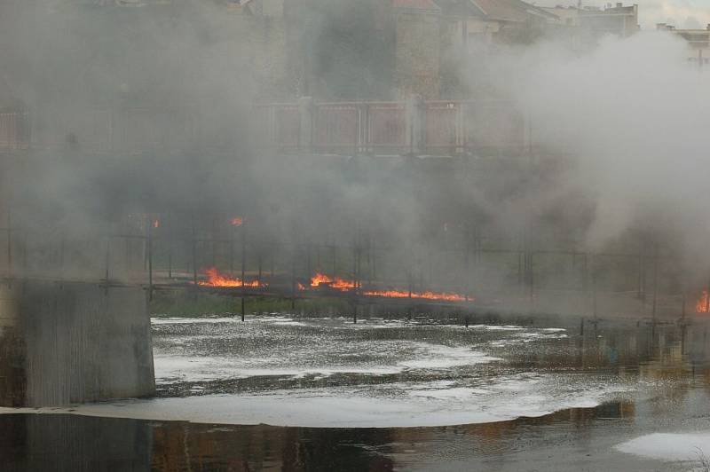 Hasiči zasahují u požáru lávky U Loděnice v Přerově. 18. října 2013 