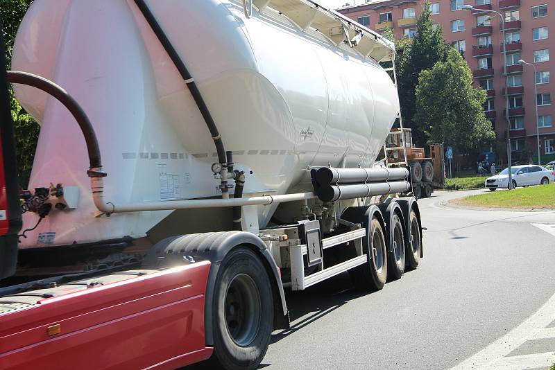 V Přerově kvůli zavřené D35 u Olomouce zkolabovala doprava, pondělí 21. června dopoledne. Kolony stály na všech příjezdových cestách do města, zácpy se tvořily i na rondelech v centru Přerova