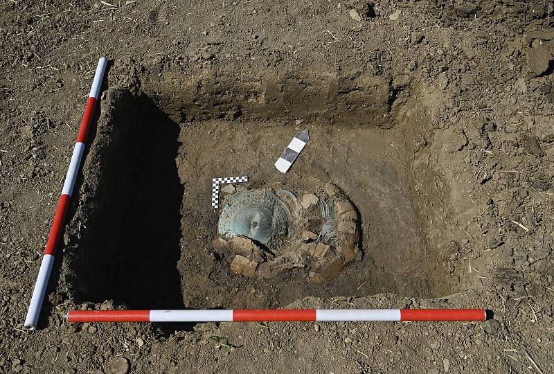 Archeologové odkryli na poli na Přerovsku depot z pozdní doby bronzové.