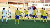 Fotbalisté Přerova (v bílém) podlehli FK Šumperk 1:2.