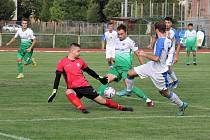 Fotbalisté 1. FC Viktorie Přerov (v bílém) proti TJ Slovan Bzenec. Brankář Dalibor Zeman hrdinou