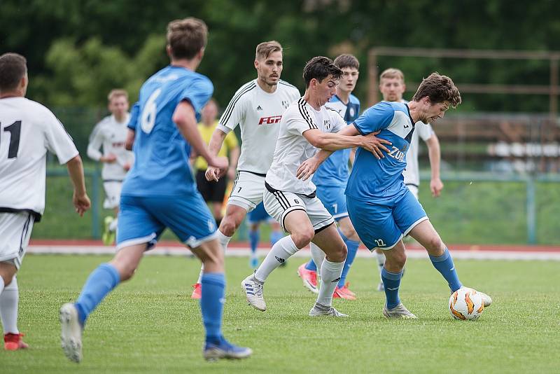 Fotbalisté Přerova (v modrém) v přátelském utkání s 1. HFK Olomouc