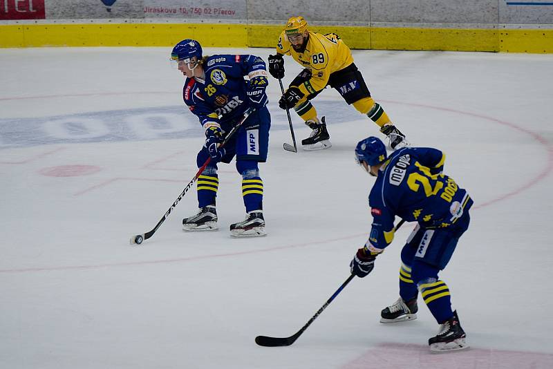 Hokejisté Přerova (v modrém) proti VHK Robe Vsetín