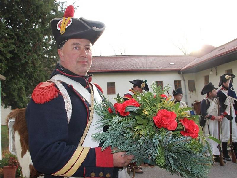 Vojáci rakouské a francouzské armády z období napoleonských válek se vydali v sobotu dopoledne na tradiční Dušičkový pochod, který vedl z Dřevohostic do Bystřice pod Hostýnem. 