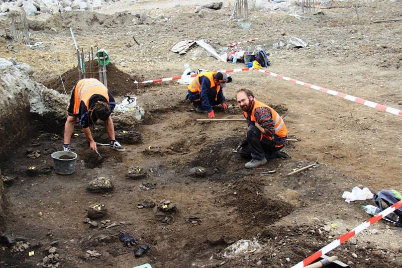 Přerovští archeologové objevili v lokalitě u Prioru 24 popelnicových hro­bů.
