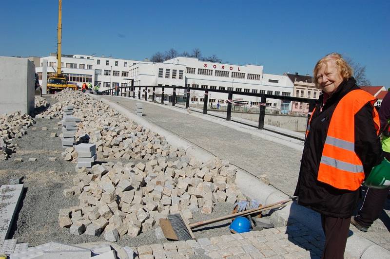 Stavba Tyršova mostu - osazování betonových stromů