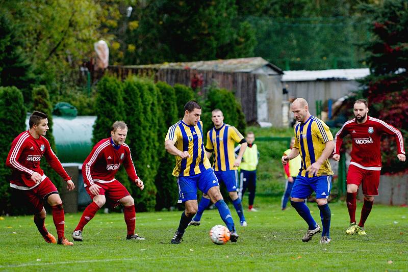 Fotbalisté FK Kozlovice (v modrožlutém) proti Ústí