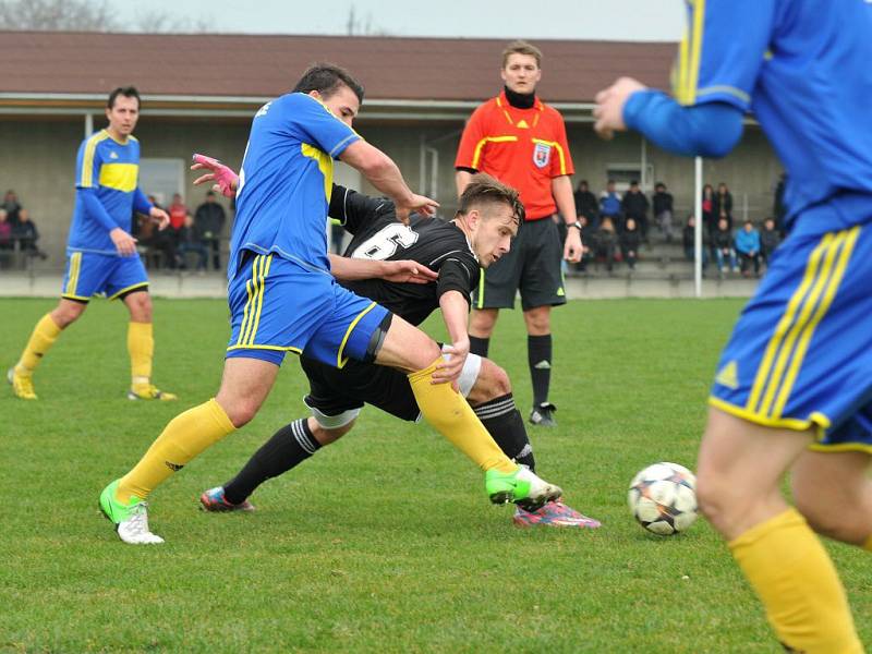 Fotbalisté Želatovic (v modré) proti béčku HFK Olomouc