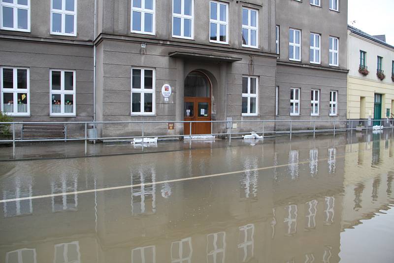 Voda z Olešnice zaplavila v noci na čtvrtek 15. října 2020 několik ulic v Brodku u Přerova. Pod vodou se ocitlo asi dvacet domů a hasiči odčerpávali laguny, které se zde vytvořily.