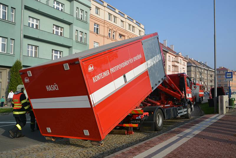 Protipovodňové hasičské cvičení u Bečvy v Přerově