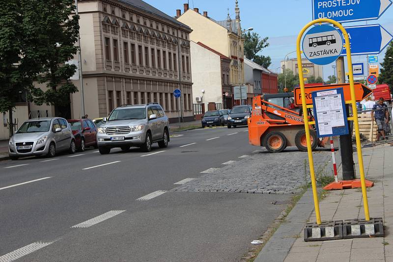 V Přerově se naplno rozběhly práce na opravě vodovodního řadu v Komenského ulici.