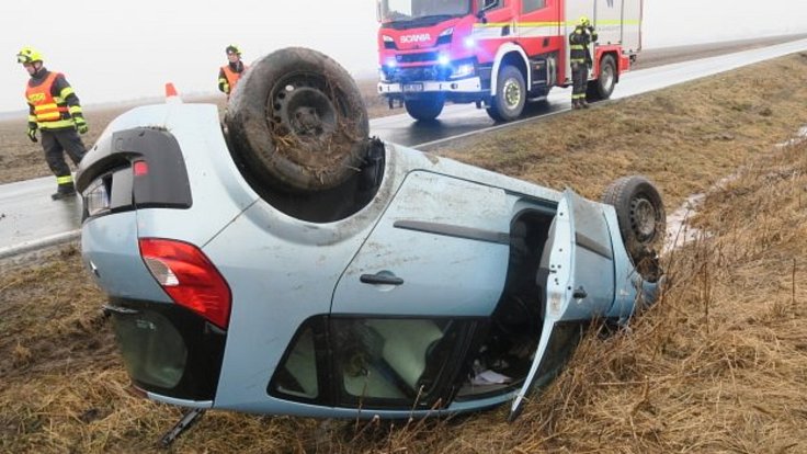 Se zraněním skončil v nemocnici řidič Renaultu, který havaroval ve čtvrtek dopoledne na silnici vedoucí z Říkovic do Vlkoše.