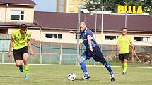 Fotbalisté 1. FC Viktorie Přerov (v modrém) proti TJ Jiskra Rapotín (7:0). Ondřej Václavíček
