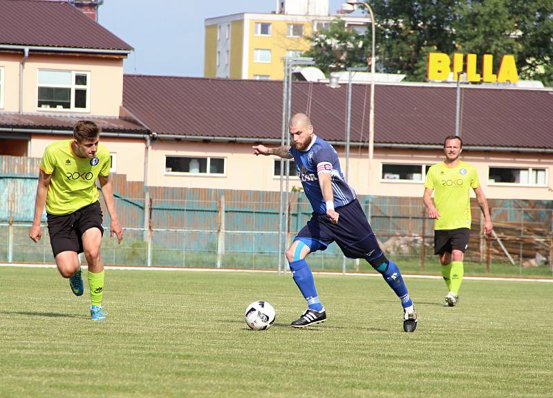 Fotbalisté 1. FC Viktorie Přerov (v modrém) proti TJ Jiskra Rapotín (7:0). Ondřej Václavíček