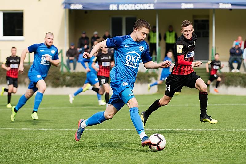 Fotbalisté Kozlovic (v modrém) proti B-týmu Opavy