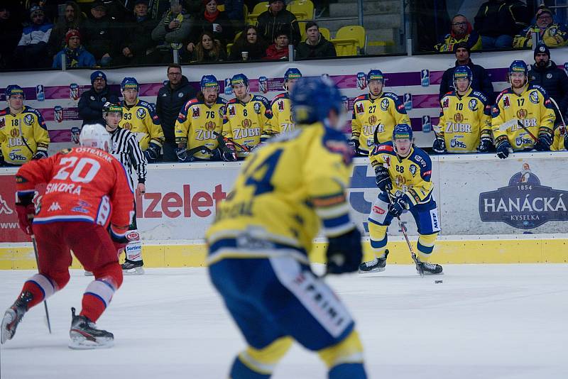 Hokejisté Přerova (ve žlutém) proti Porubě.
