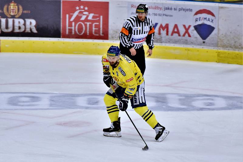 Hokejisté Přerova (ve žlutém) nestačili doma na Třebíč.