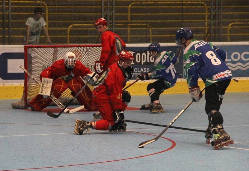 Inline hokejisté Přerova (v červeném) v domácím utkání s IHC Night Birds Praha (5:4).