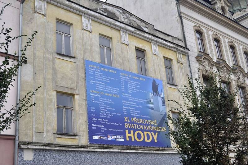 Hody nebo Vánoce – ideální příležitost, jak alespoň na chvíli přikrýt plachtou s kulturním programem zchátralou fasádu budovy na náměstí T. G. Masaryka přímo vedle Městského domu.