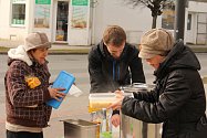 Rozdávání polévky bezdomovcům v Prostějově