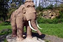 Současný mamut na naučné stezce Předmostím až do pravěku