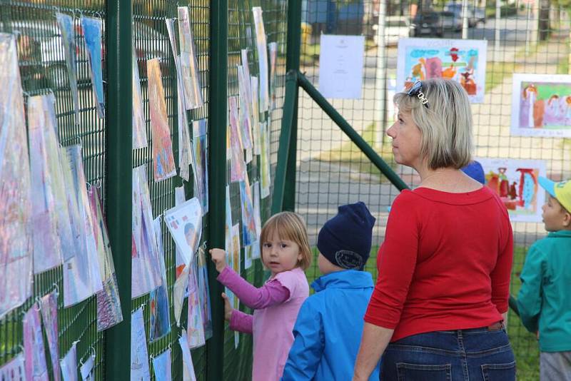 Výstava výtvarných prací žáků základních i dětí mateřských škol ozdobila v pátek park Michalov v Přerově. Tématem akce, kterou pořádal Pavel Novák, bylo Čím chci být až vyrostu. 