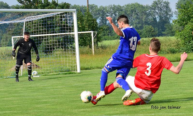 Fotbalisté Brodku u Přerova (v červeném) v přátelském utkání s Všechovicemi