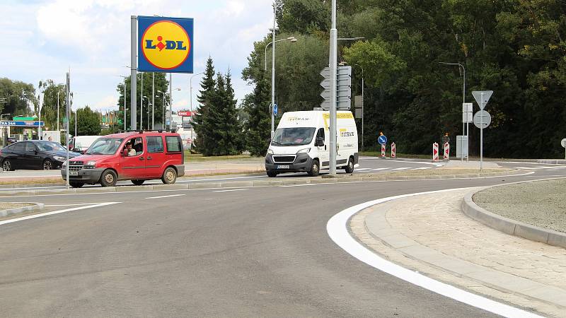 Slavnostní zprovoznění nové okružní křižovatky u přerovského Lidlu završilo náročnou stavbu mimoúrovňového křížení v Předmostí. 21. září 2021