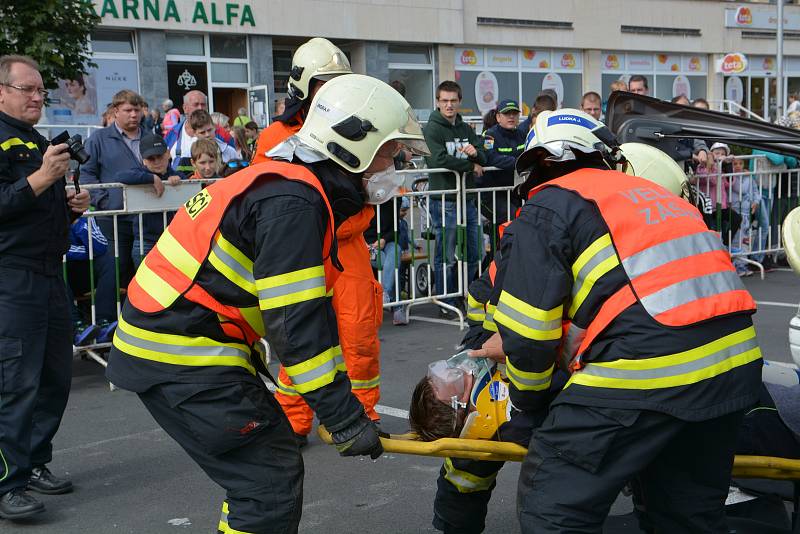 Hasičské soutěže ve vyprošťování zraněných osob z havarovaných vozidel se v Přerově zapojilo deset týmů z Olomouckého a Zlínského kraje