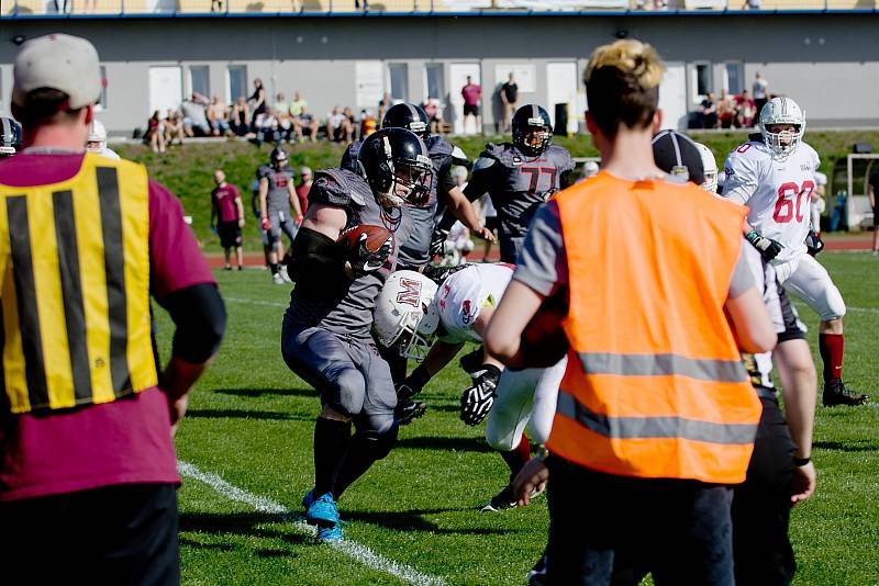 Přerov Mammoths (v bílém) vs. Vysočina Gladiators ve 2. lize amerického fotbalu.