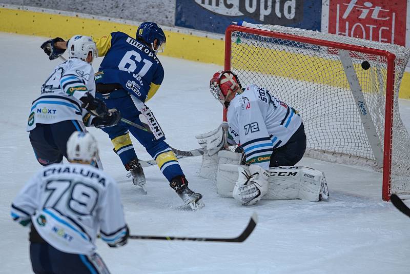 Hokejisté Přerova (v modrém) porazili Vrchlabí. Jakub Svoboda