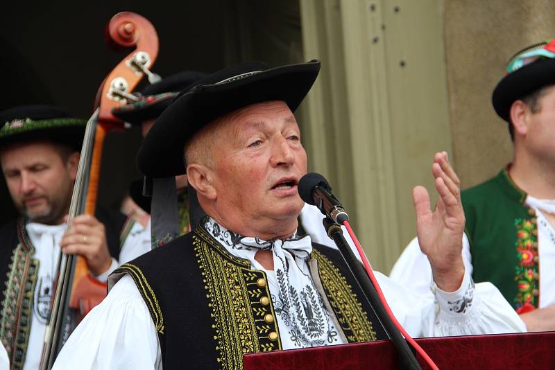 Město Tovačov oslavilo 700 let od svého založení velkolepým krojovaným defilé sedmi stovek Hanáků, kteří prošli v průvodu městem. Součástí Svatováclavských hodů byla i slavnostní bohoslužba ve zdejším kostele.