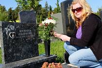 Jana Švejdová u hrobu své dcery, kterou zabil metanol
