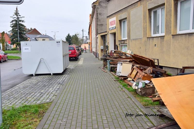 Úklid po povodních v Brodku u Přerova.